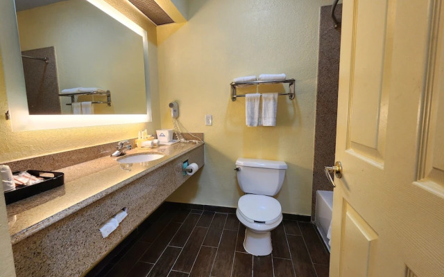 Days Inn & Suites Pasadena