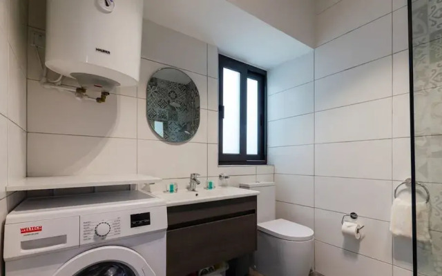 2 Bed Apartment w Distant Sea and Country Views