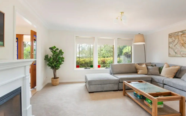 Stunning Katoomba Home With Lush Garden&playground – Guest Rooms – Sydney
