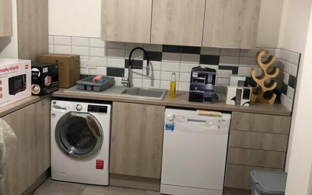 Stunning 1-bed Apartment With En-suite in Strood