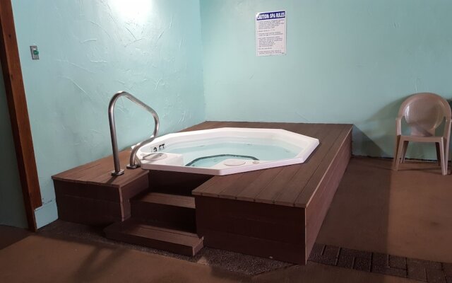 Mackinaw Beach & Bay Inn & Suites