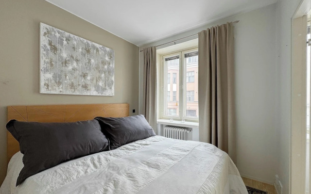 Stylish Downtown 2BR Flat with Sauna and Work Area