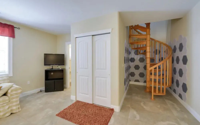 Spacious Wildwood Townhome w/ Covered Balcony