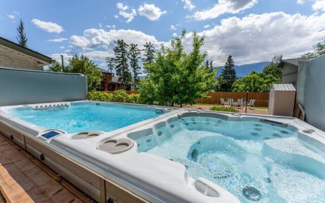 LUXURIOUS 5,500 sqft Home: 5 Br/5 Ba | PRIVATE Pool & Hot Tub | STEPS to Beach