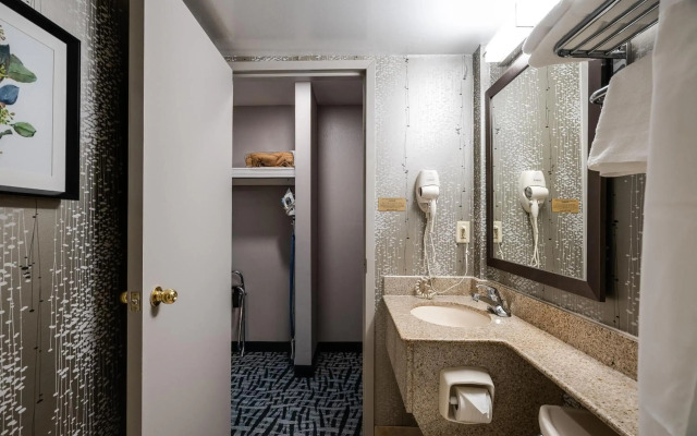 Monte Carlo Inn Toronto West Suites