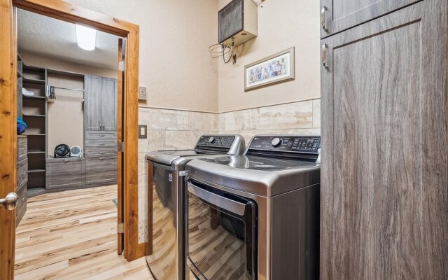 Rounds Retreat 4 Bedroom Home by RedAwning