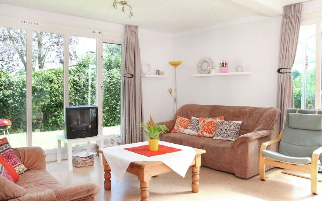 Comfortably Furnished Bungalow on Lake Veere