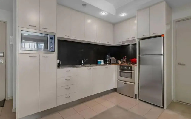 2BR Stunning Views CBD Pool Gym Netflix