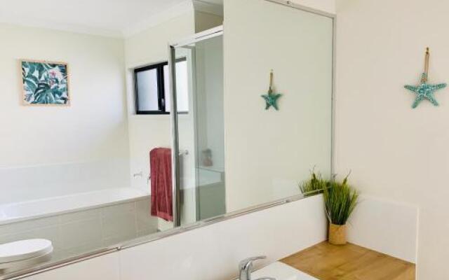 Daydreaming Airlie Beach, Water Views And Only 200M To Boardwalk.