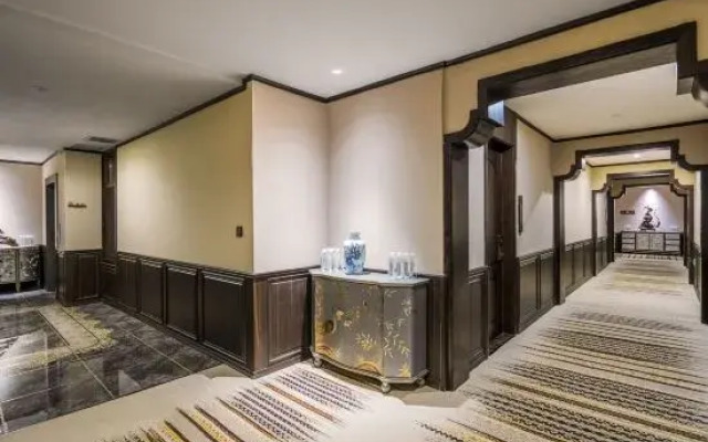Qihua Luxury Hotel