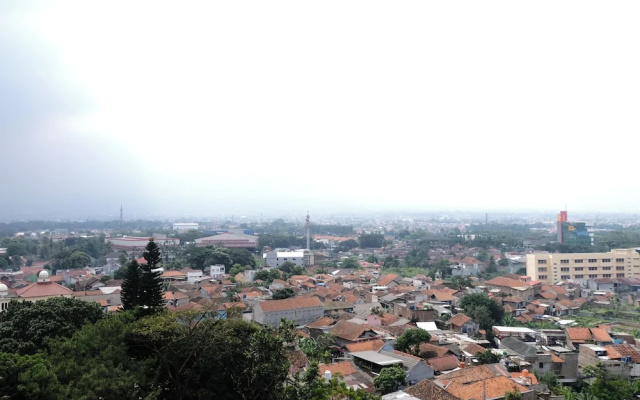 Homey 1Br Apartment At The Edge Bandung