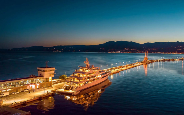 Terra Magica Deluxe Apartment OR Room with Private Parking, Terrace and Sea View