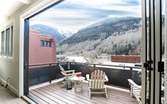 Meribel Penthouse - Luxury Condominium with Penthouse Views, Heart of Downtown Telluride, Hot Tub