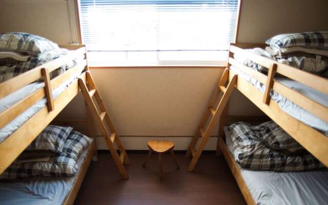 Ishigakijima Sunflower House - Hostel