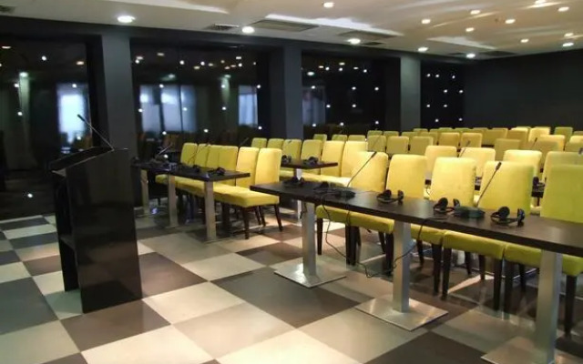 Hollywood Suites & Lofts