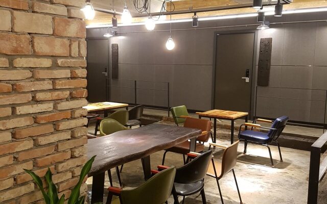 Travel Light Hostel