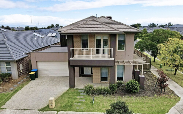 Classic 6BRM Villa in Melbourne