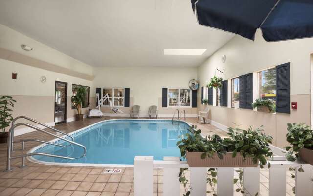 Days Inn by Wyndham Oglesby/ Starved Rock