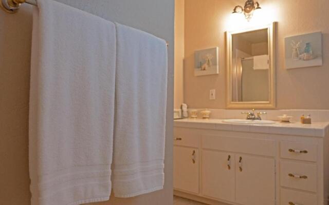 Cinnamon Bear Creekside Inn