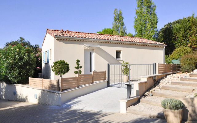 Nice Holiday Home With Private Terrace, Arpaillargues-et-aureillac