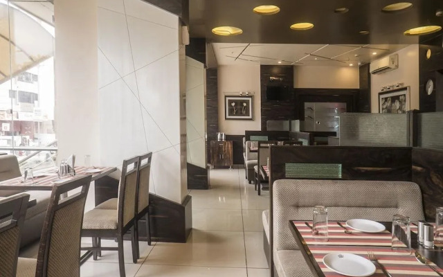 Super Townhouse OAK Regal Inn Near Sant Tukaram Nagar Metro Station