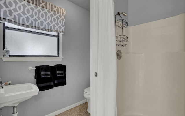 Charming Home With Hot Tub, Sauna & Grill!