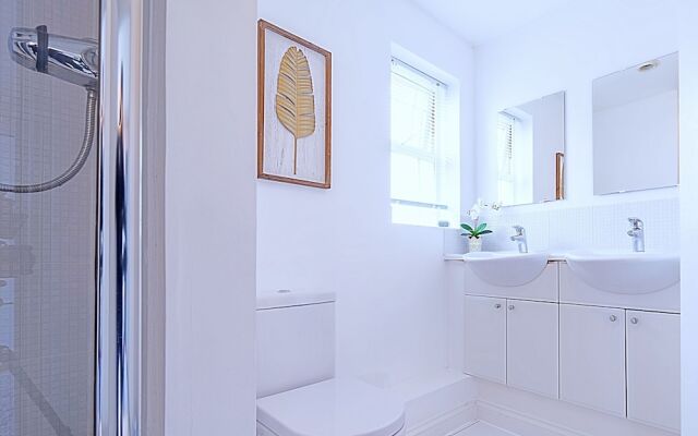 Stunning 4-bed House in Camberley
