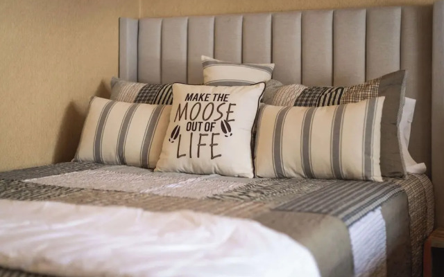 Tahoe Forest Chalet 3BR House w/ Mountain Views