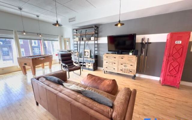 Lavish 5-Bedroom Oasis, Short Walk to Jarry Metro