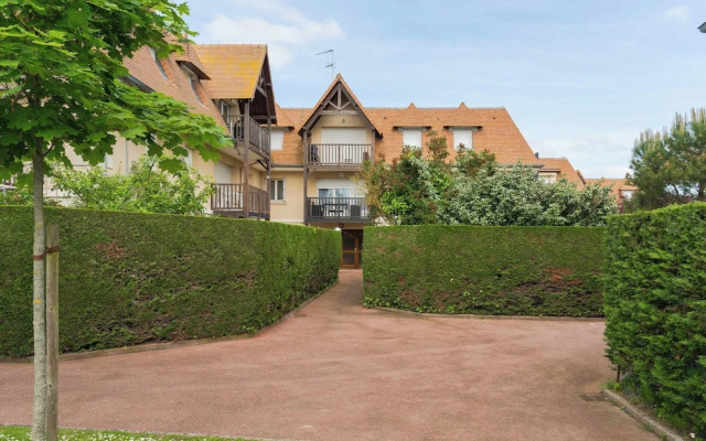 Renovated Apartment Sleeping 6 - Pool and Tennis