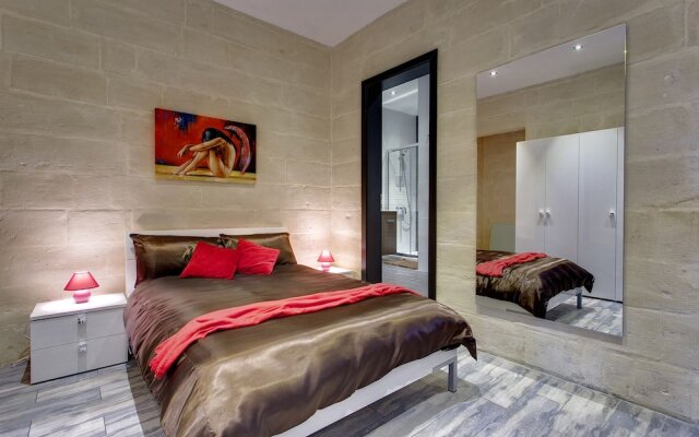 Charming Seafront House In Kalkara