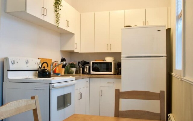 Cozy Studio for the Business Traveler DT Coffee