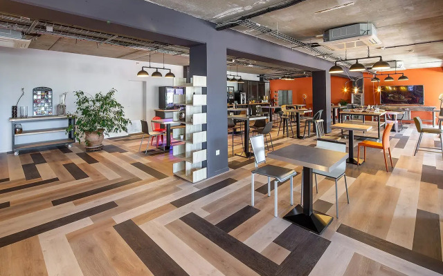 Carre Pau Airport Hotel