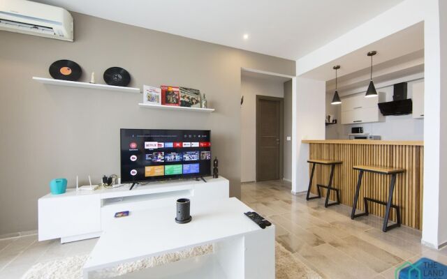 Brand new Spacious 1bd apt With City View