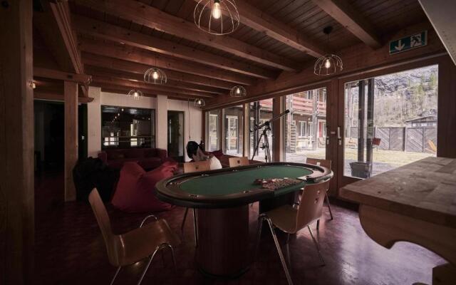 Alpine Base Hostel - Adults only