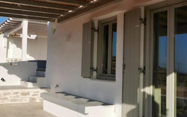 2 bedrooms appartement with sea view and enclosed garden at Antiparos 1 km away from the beach