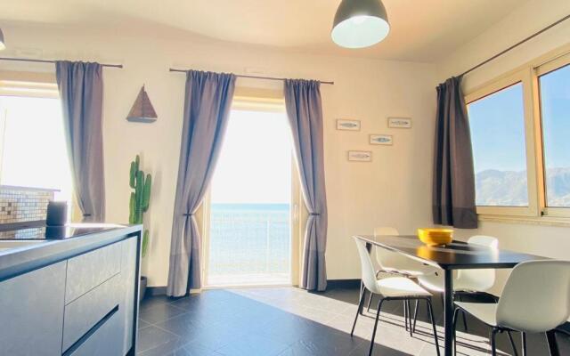 Sea View Apartment 5 mt from the beach