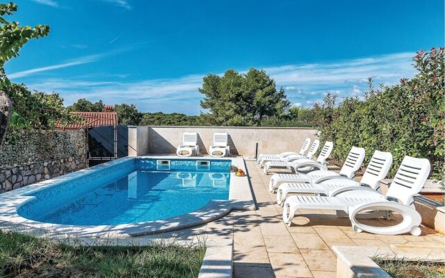 Stunning Home in Pula With Wifi and 4 Bedrooms