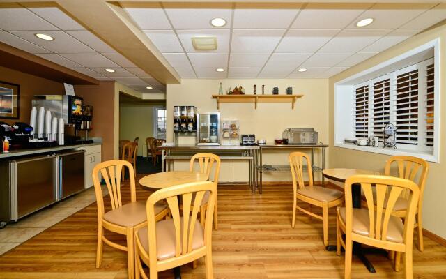 Americas Best Value Inn & Suites St. Cloud
