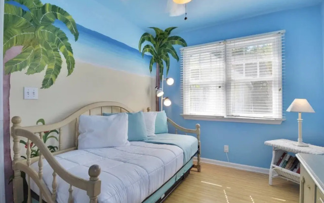 Linger Longer by Avantstay Key West Walkable Gated Community, Shared Pool Week Long Stays Only
