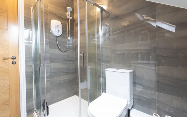 Leeds Retreat - 4BR House, Sleeps 10