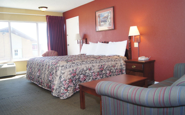 Holiday Lodge & Suites