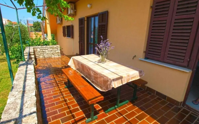 Cozy Apartment in Peroj With Terrace