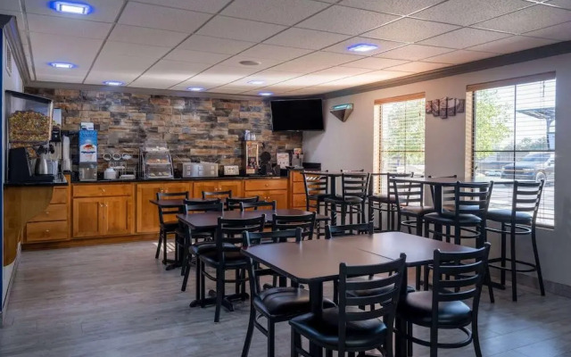 Days Inn & Suites By Wyndham Commerce