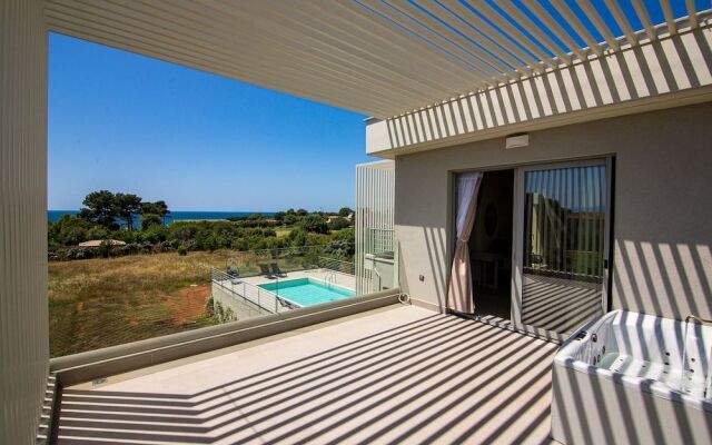 IO Luxury Pool & Hot Tub Suites