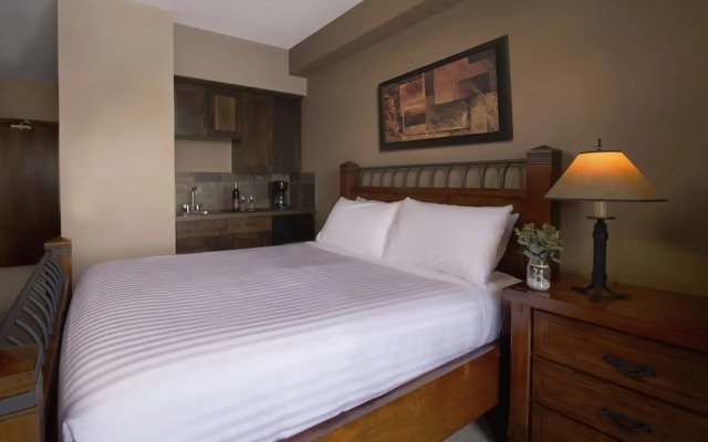 Glacier Mountaineer Lodge