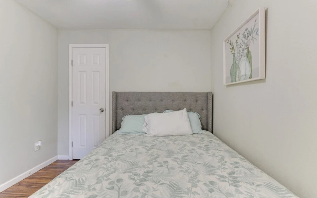 Walk to Beach: Cozy Unit in Galveston!