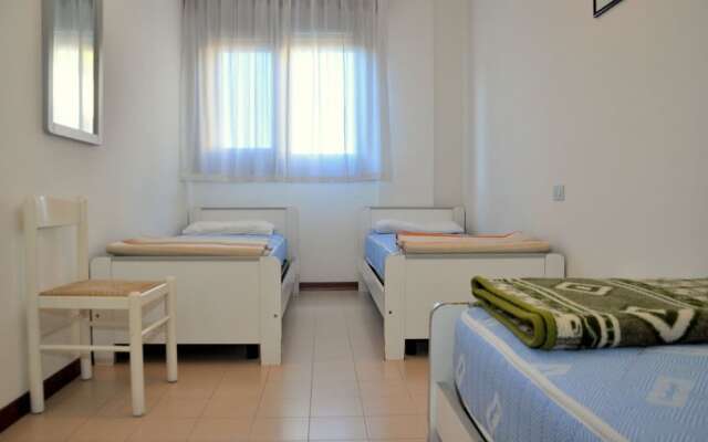 White Apartment With Terrace - Beahost