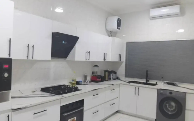 3 Bed Flat - Sleeps 6 - Parking - Wifi