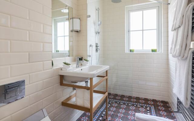 5BR Family Home in Leafy SW London